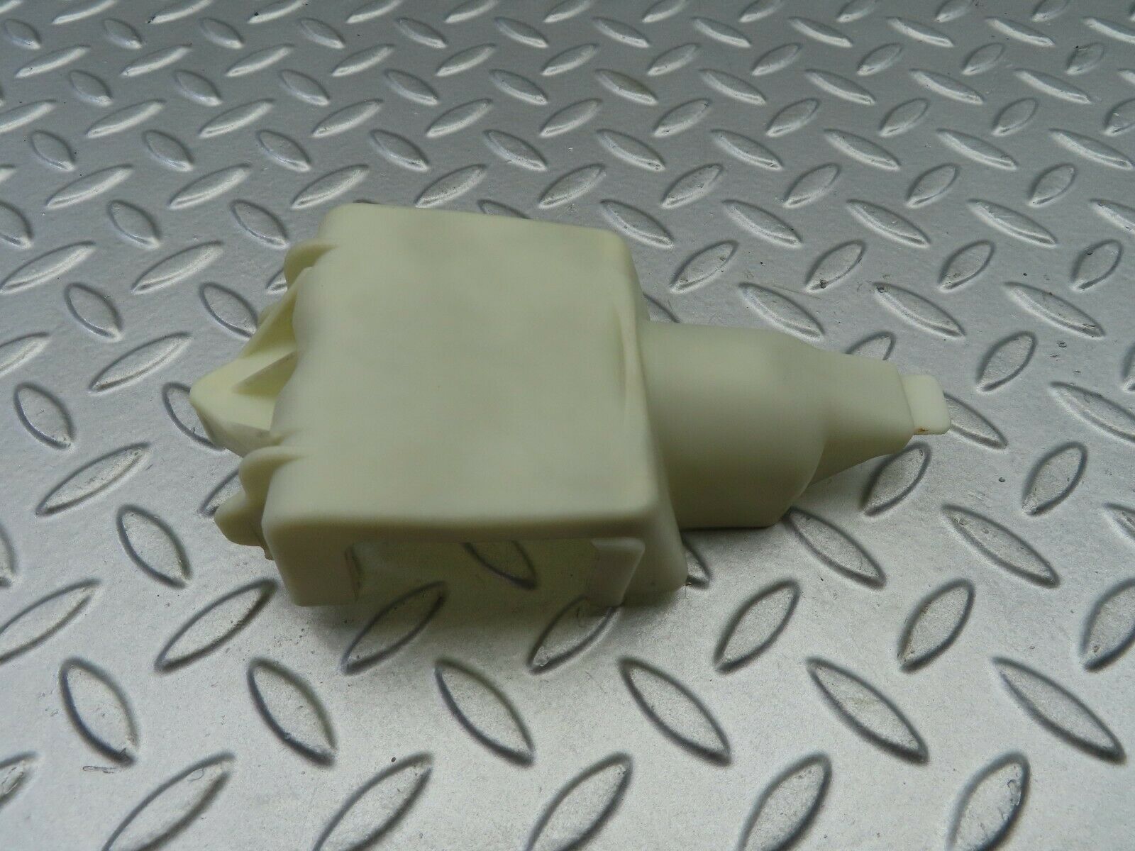 6579 Mercedes-Benz S124 E220 Wagon Rear Door Lock Vacuum Actuator Cover