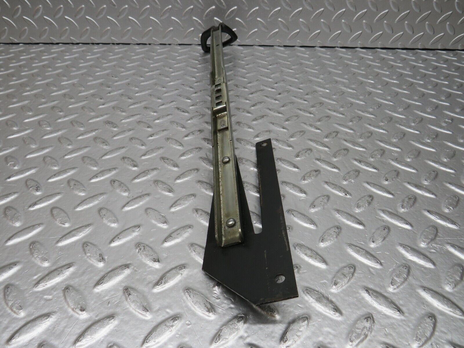 31150 Mercedes-Benz W123 200D Front Right Seat Sliding Adjust Handle