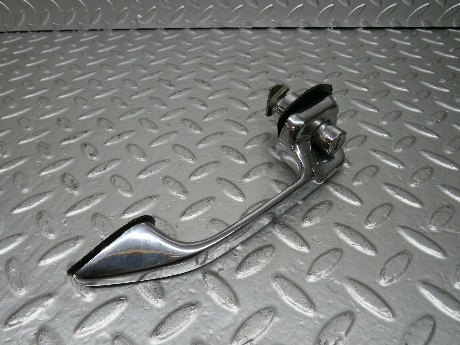 24457 Mercedes-Benz W108 Door Handle Front Right No Key 1087661401