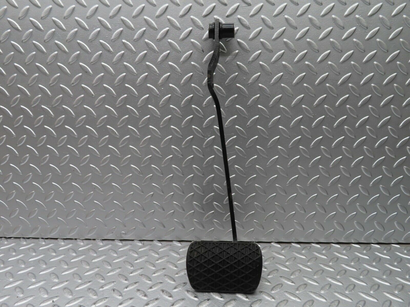 21671 Mercedes-Benz W126 300SE Brake Pedal With Rubber 1232910082