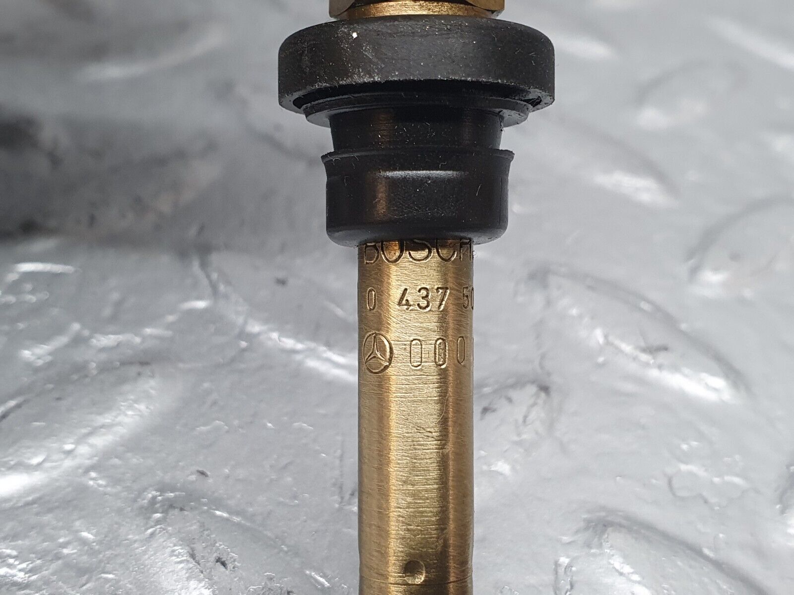 41037 Mercedes-Benz W126 300SE Fuel Injector Bosch 0000785623 0437502047