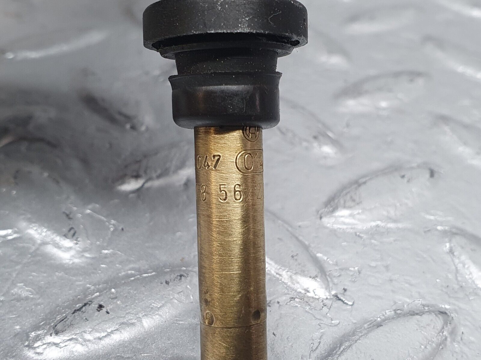 41033 Mercedes-Benz W126 300SE Fuel Injector Bosch 0000785623 0437502047