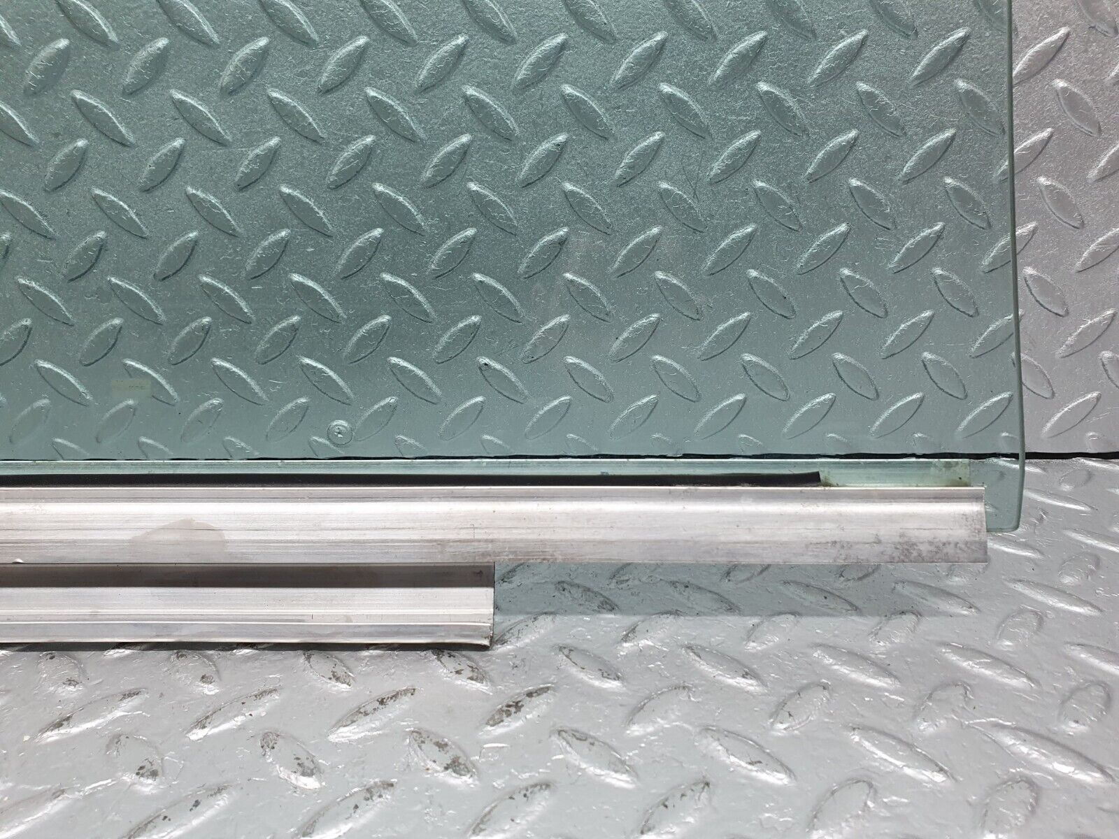 41124 Mercedes-Benz W126 300SE Rear Right Door Window Glass