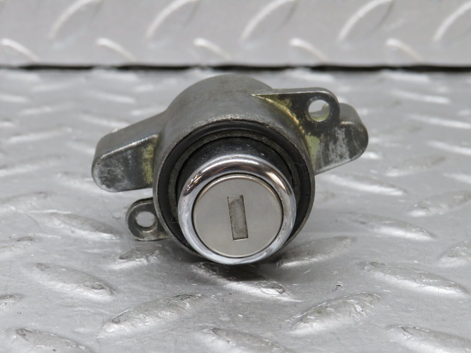 36074 Mercedes-Benz W126 420SE Trunk Lock No Key