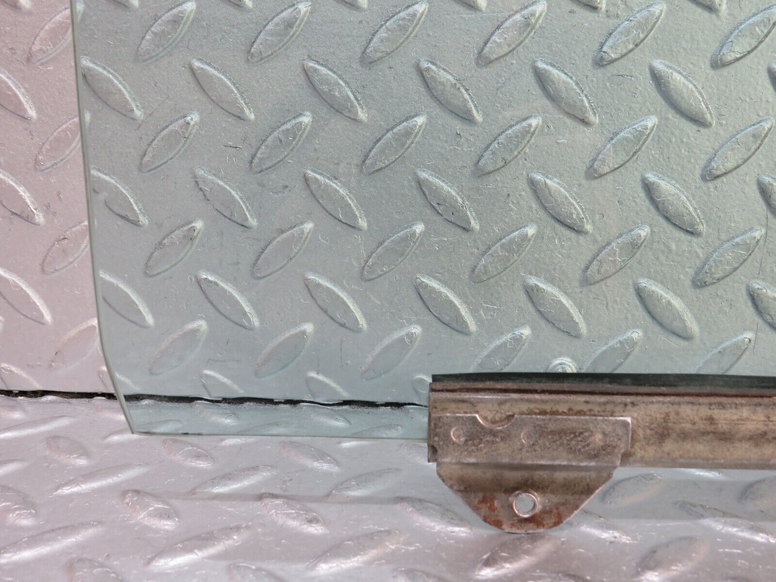 37515 Mercedes-Benz W109 300SEL Front Right Door Window Glass