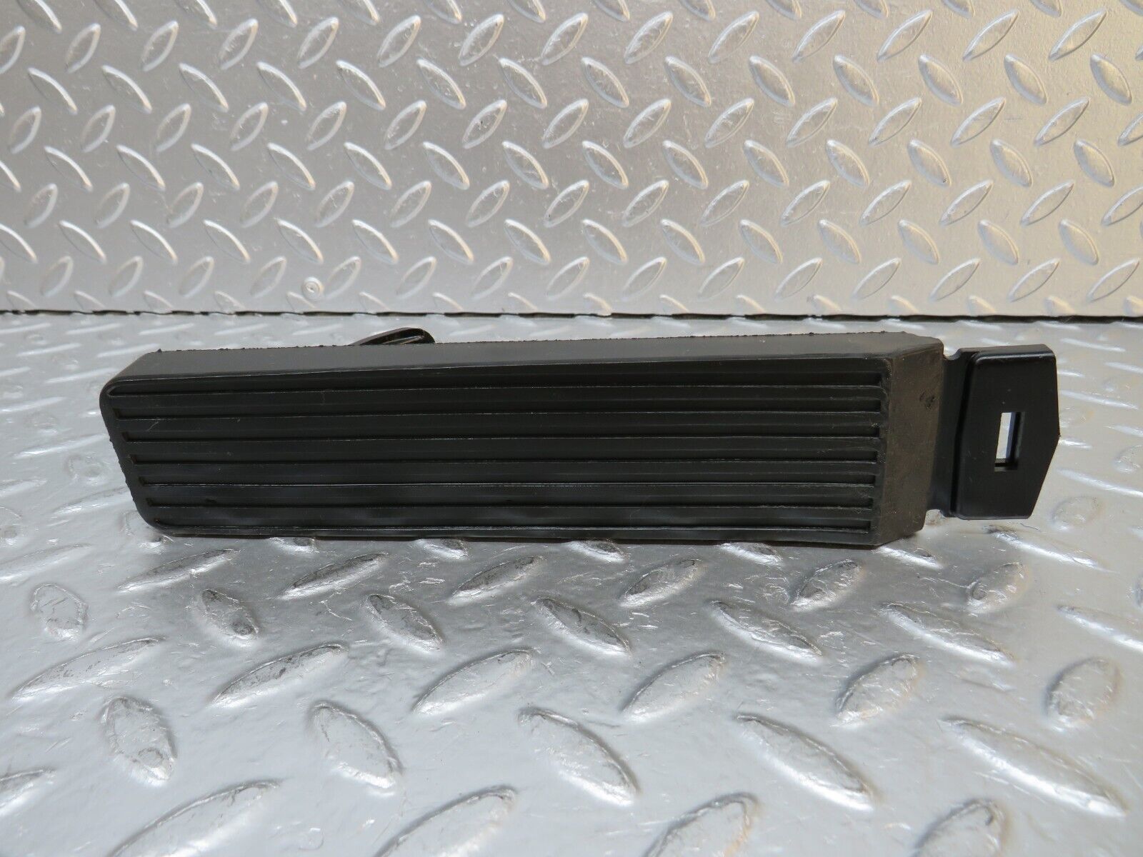 30638 Mercedes-Benz W201 190E 2.0L Accelerator Pedal & Rubber 1263000504