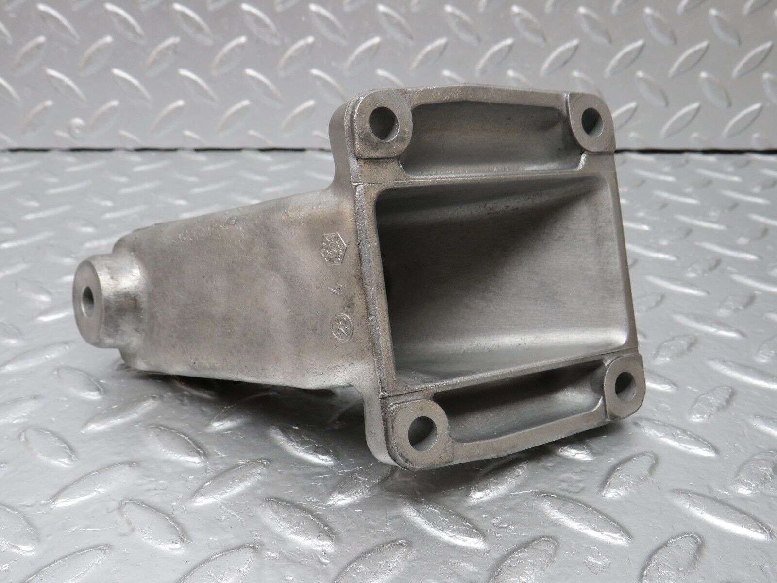33532 Mercedes-Benz W202 C180 Engine Mount Bracket Left Side 1112230904