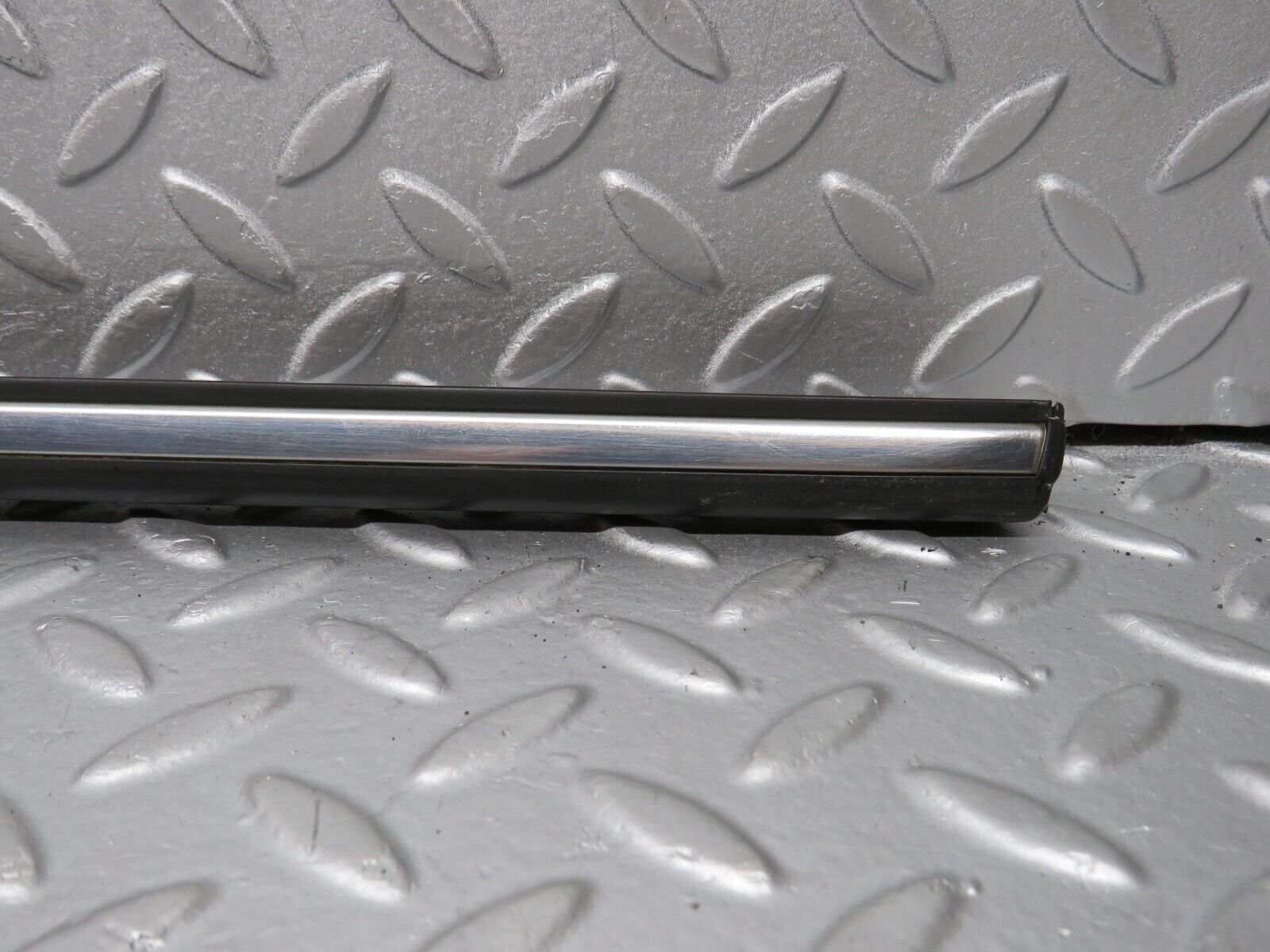 40641 Mercedes-Benz W123 300D Rear Left Door Centre Moulding Trim