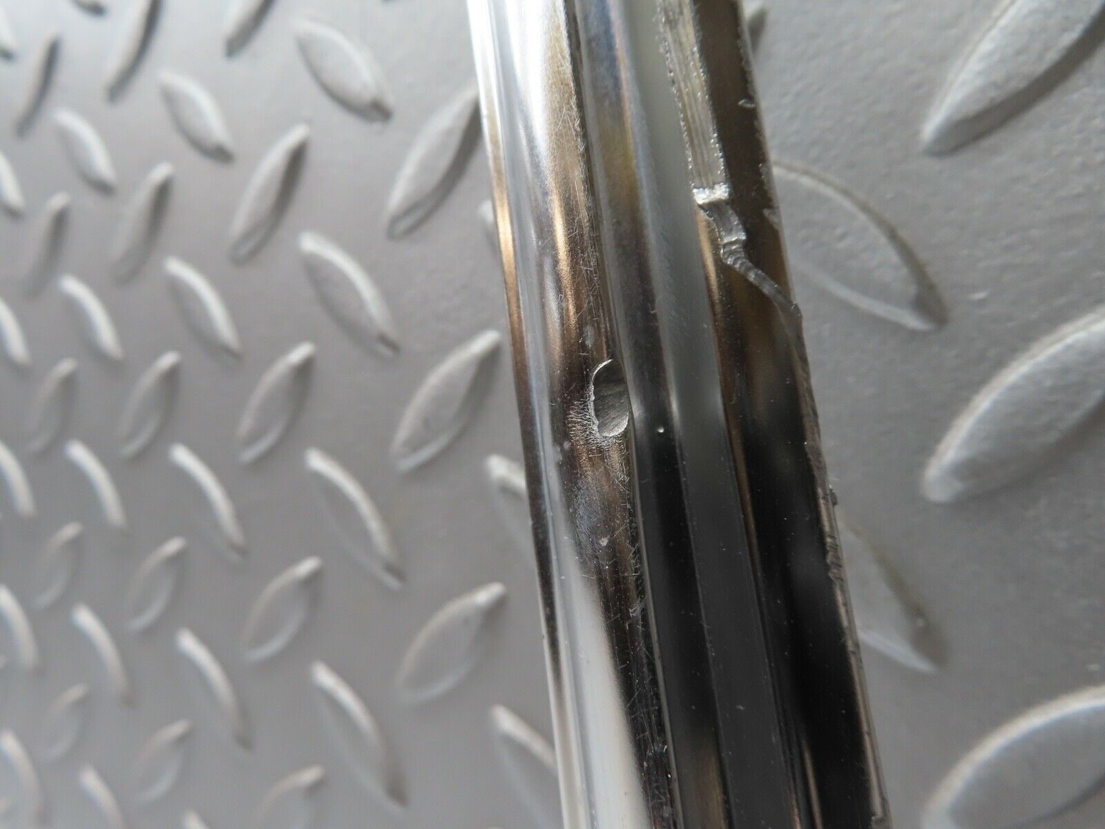 19122 Mercedes-Benz W123 300D Rear Windscreen Chrome Frame
