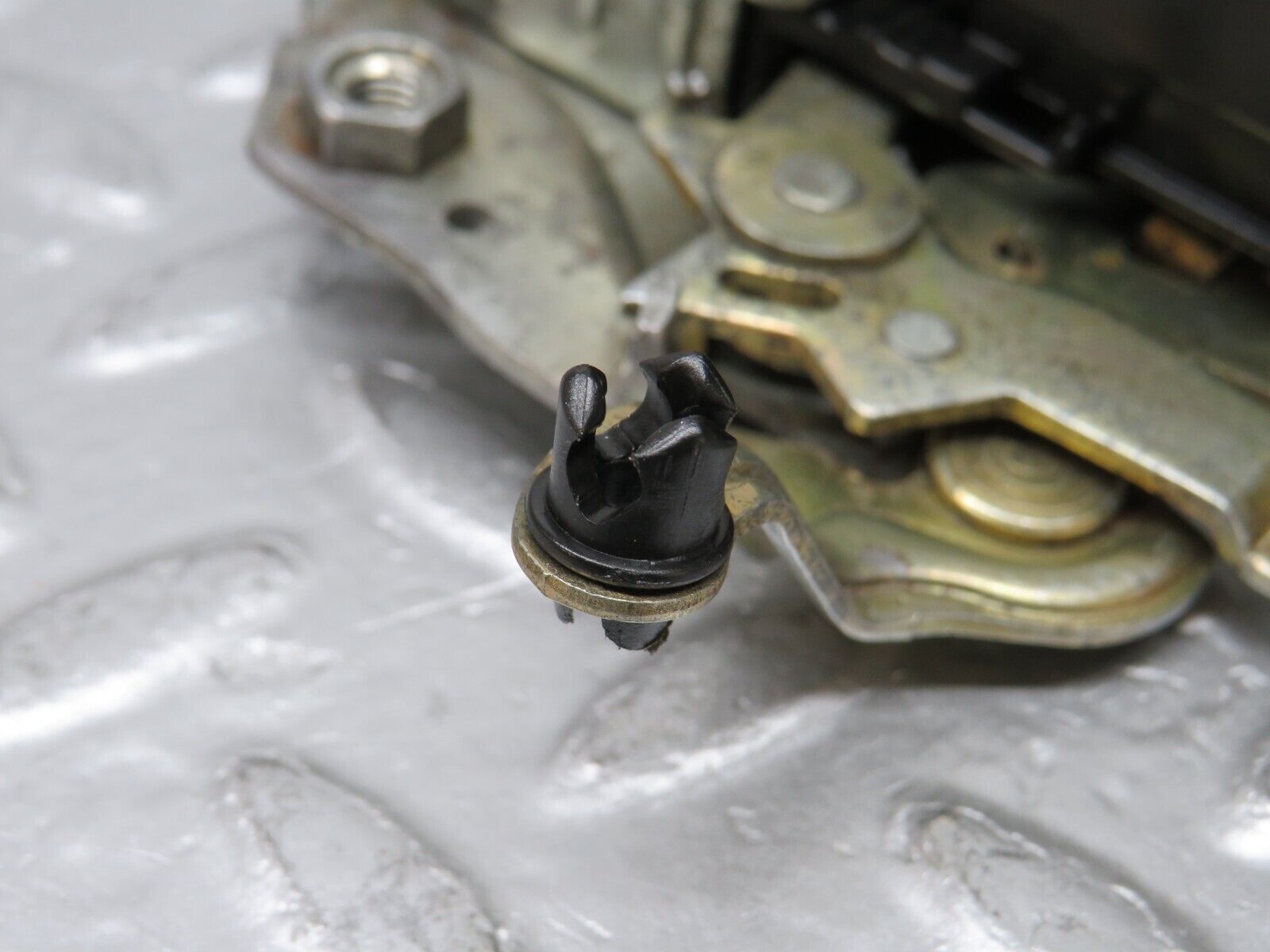 37808 Mercedes-Benz A124 320E Cabriolet Right Door Lock Mechanism