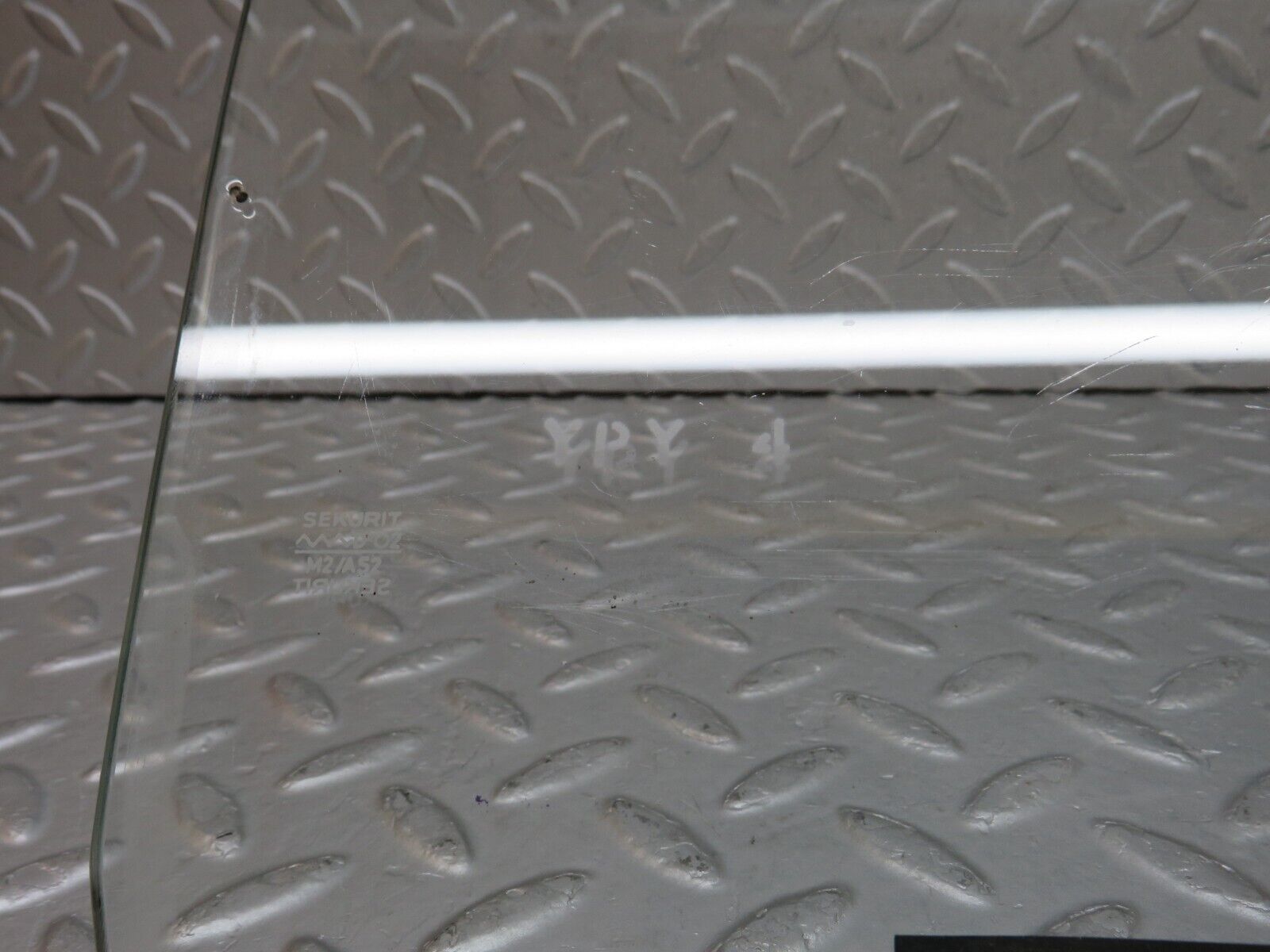 35874 Mercedes-Benz W108 Front Right Door Window Glass