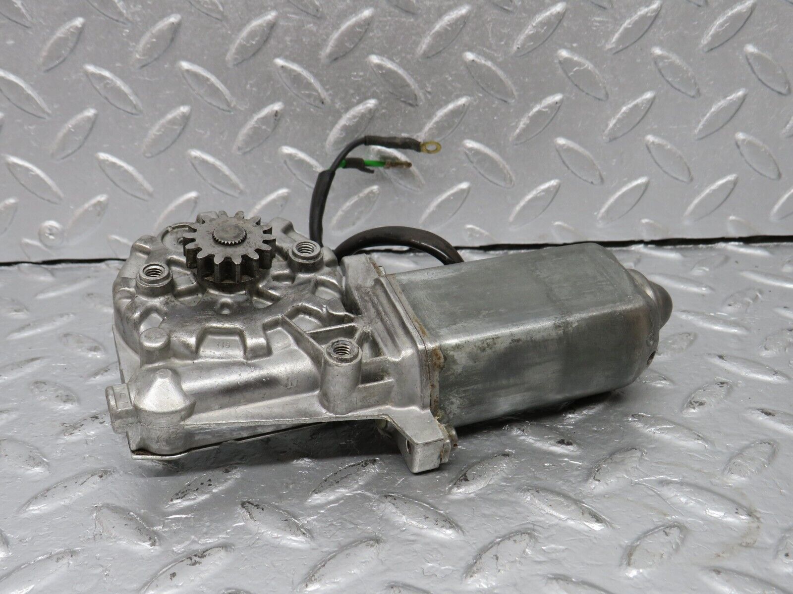 40592 Mercedes-Benz W123 300D Front Left Window Regulator Motor 0130821018