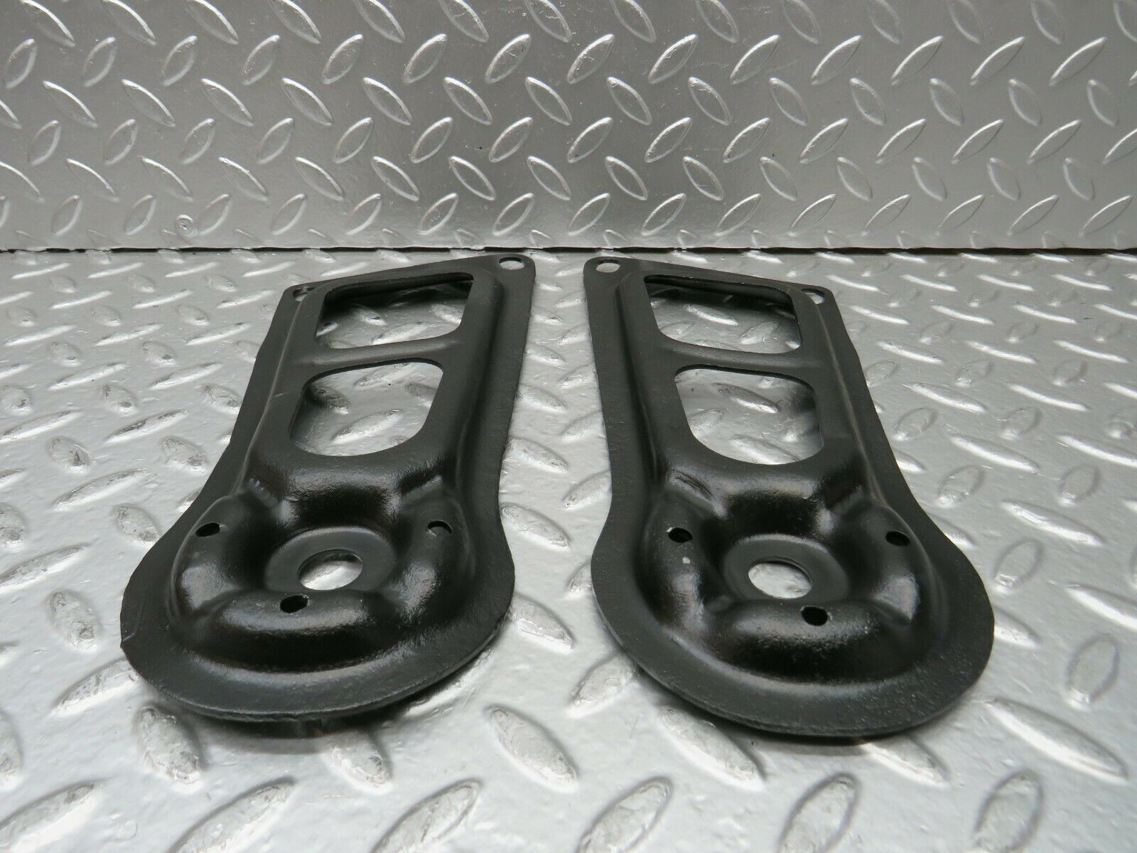 22867 Mercedes-Benz C107 450SLC Coupe Rear Suspension Axle Mounting Bracket