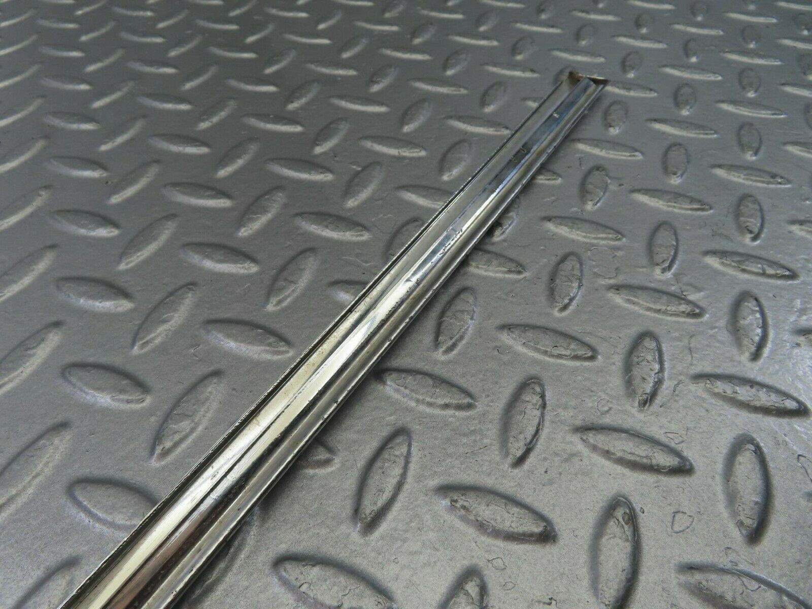 10816 Mercedes-Benz W123 230E Front Left Door Chrome Moulding Trim