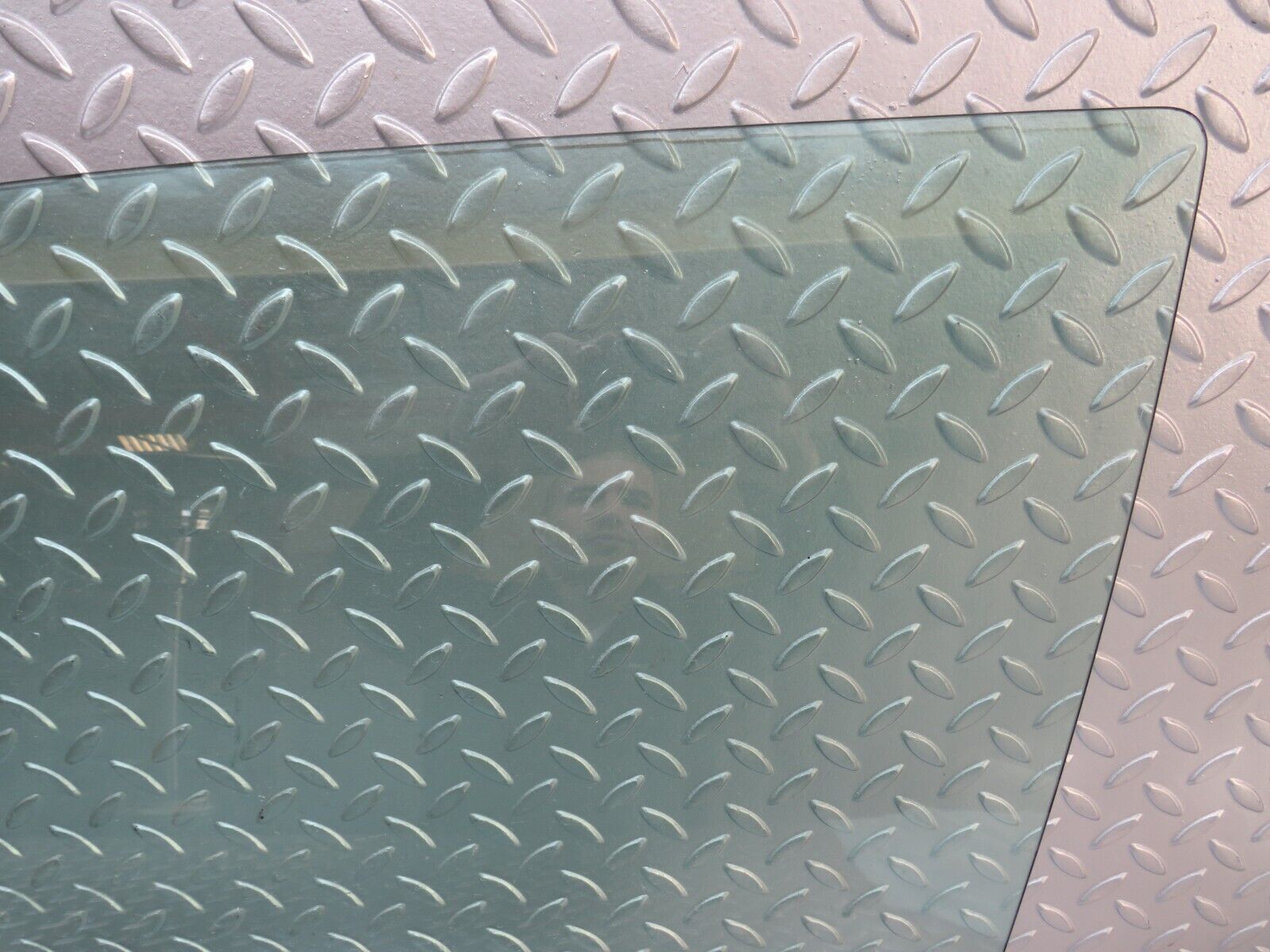 29262 Mercedes-Benz W124 230E Front Left Door Window Glass