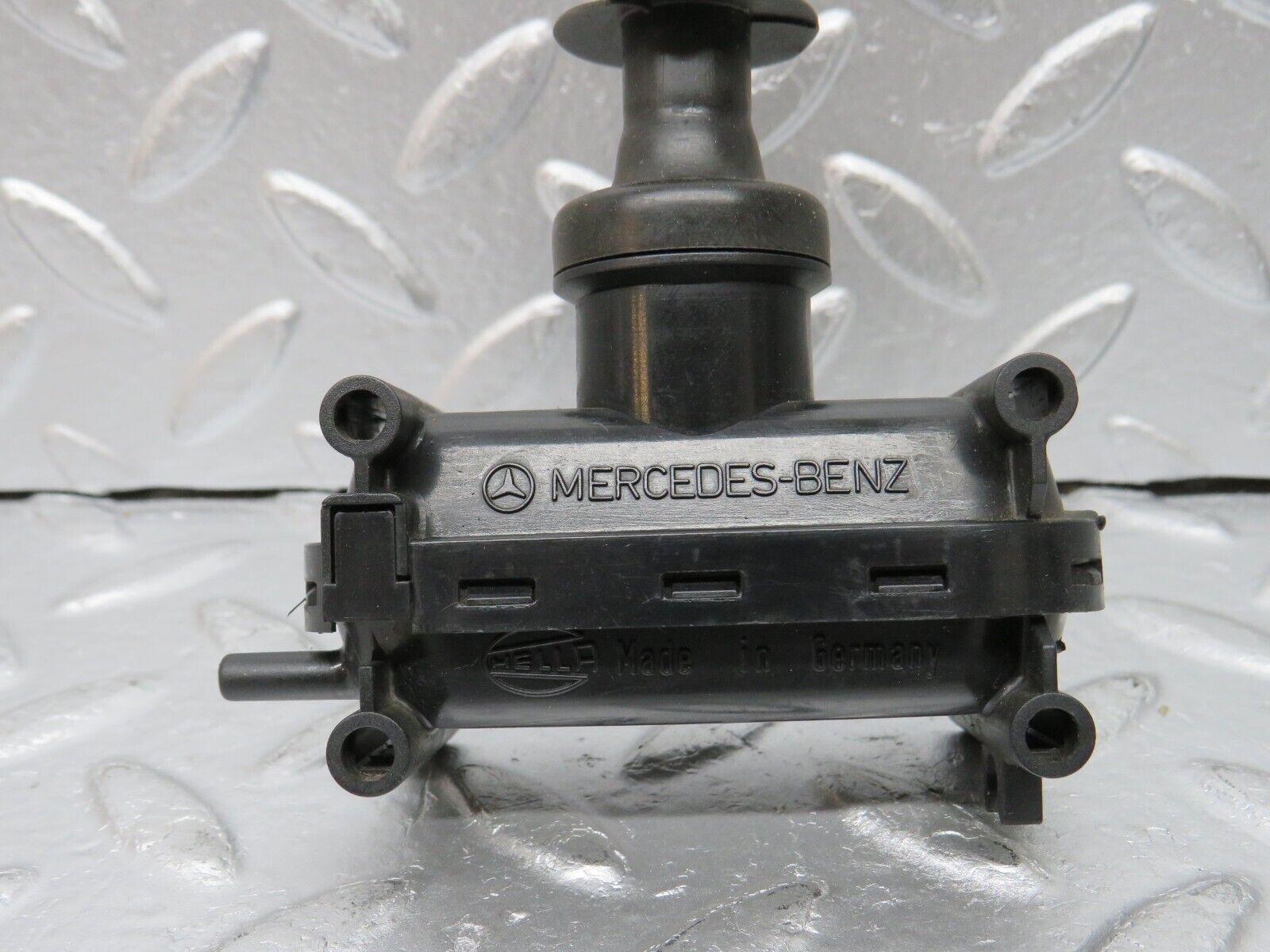 30715 Mercedes-Benz W201 190E 2.0L Rear Right Door Lock Vacuum Actuator