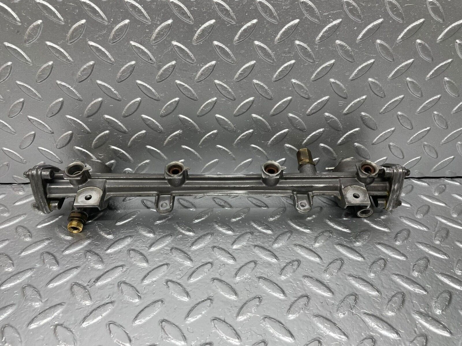 33400 Mercedes-Benz W202 C180 Fuel Injector Rail 11107845