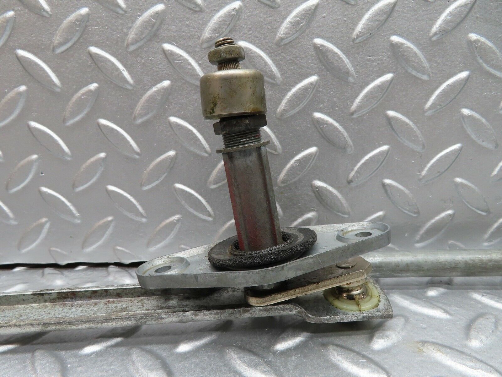 20331 Mercedes-Benz W114 280CE Coupe Windscreen Wiper Linkage