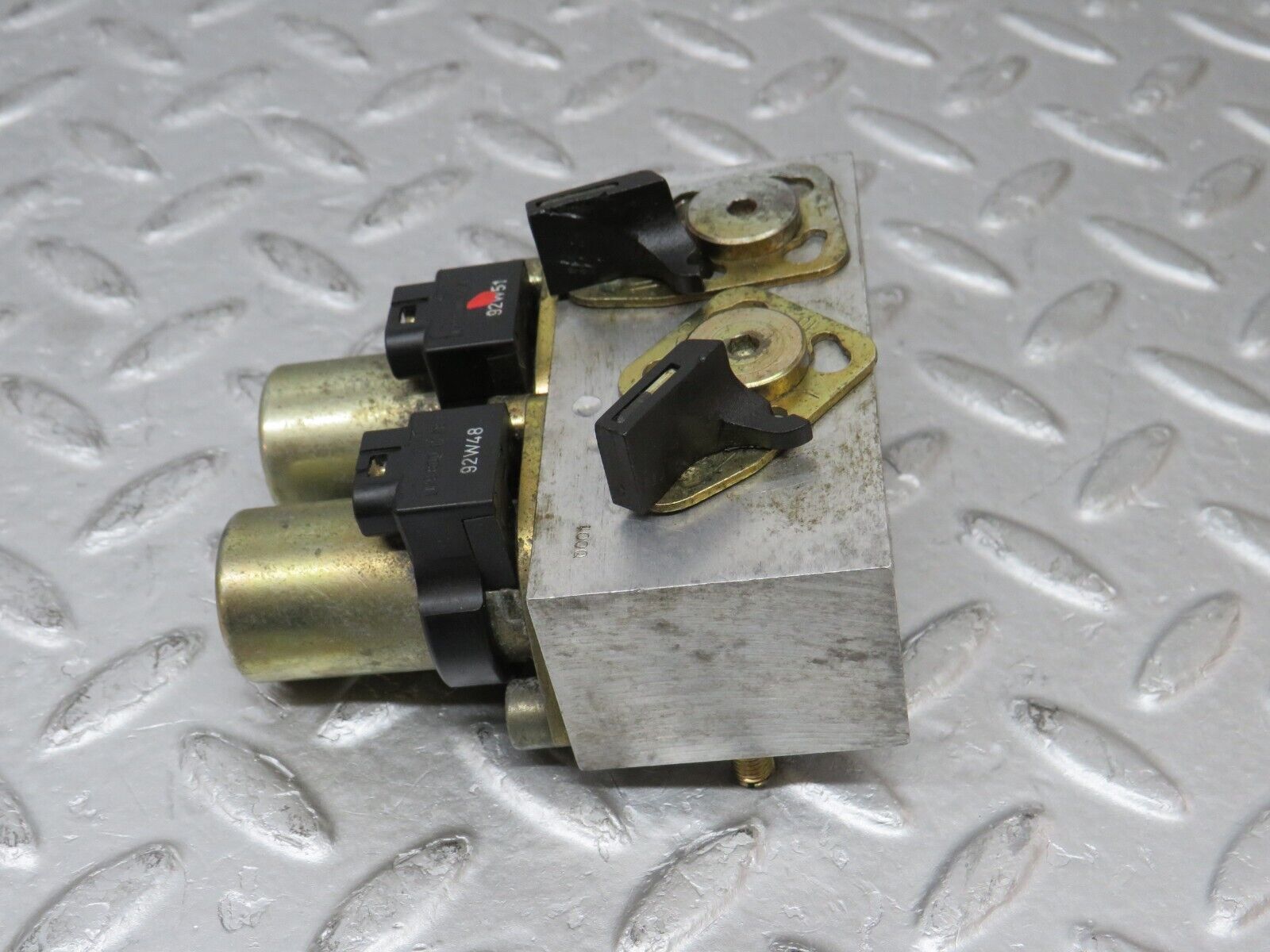 37988 Mercedes-Benz A124 320E Cabriolet Rear Headrest Roll Bar Hydraulic Valve Block 1248001078