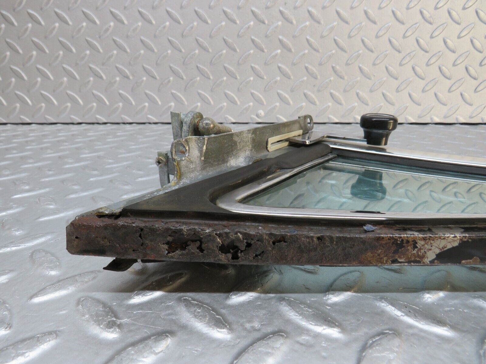 37518 Mercedes-Benz W109 300SEL Front Left Quarter Window Glass