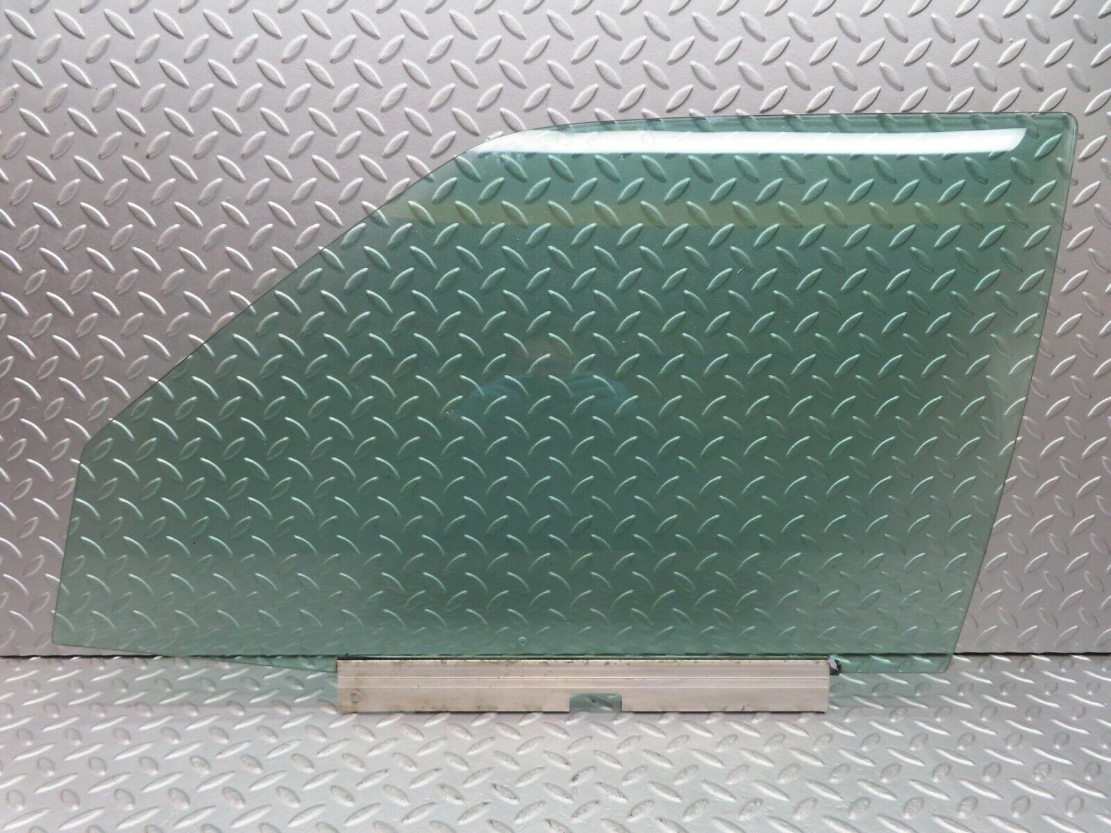 16413 Mercedes-Benz W124 260E Front Left Door Window Glass