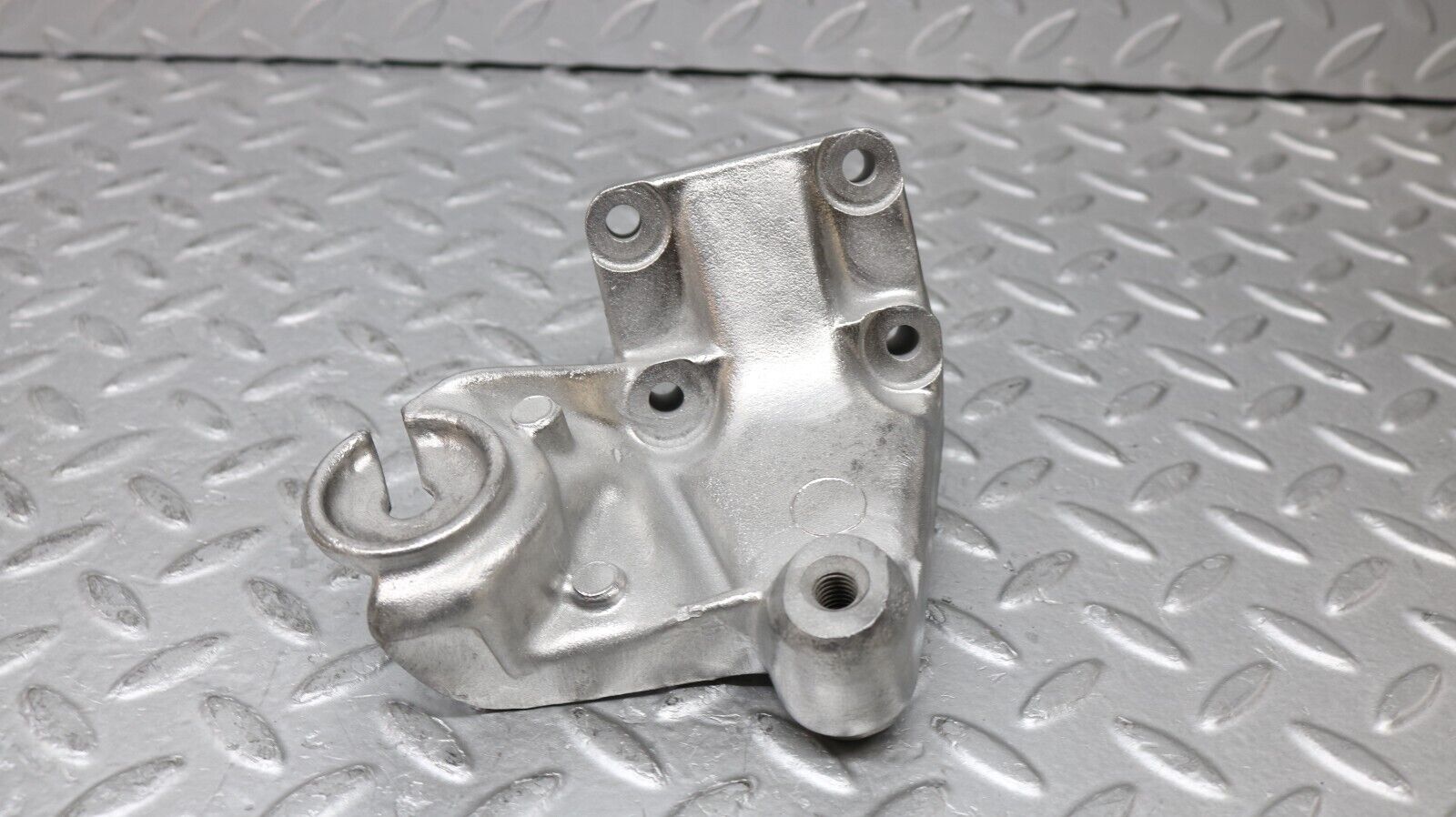 37241 Mercedes-Benz C126 420SEC Coupe Engine Mount Bracket Right 1162235104