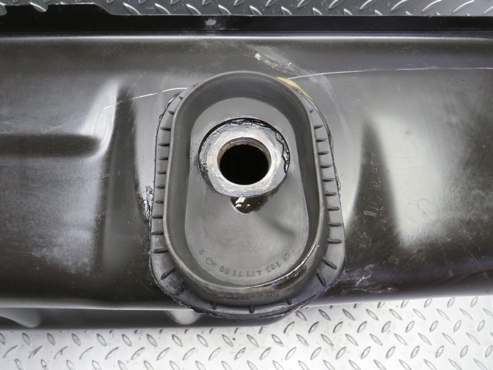 29915 Mercedes-Benz W123 230E Fuel Tank