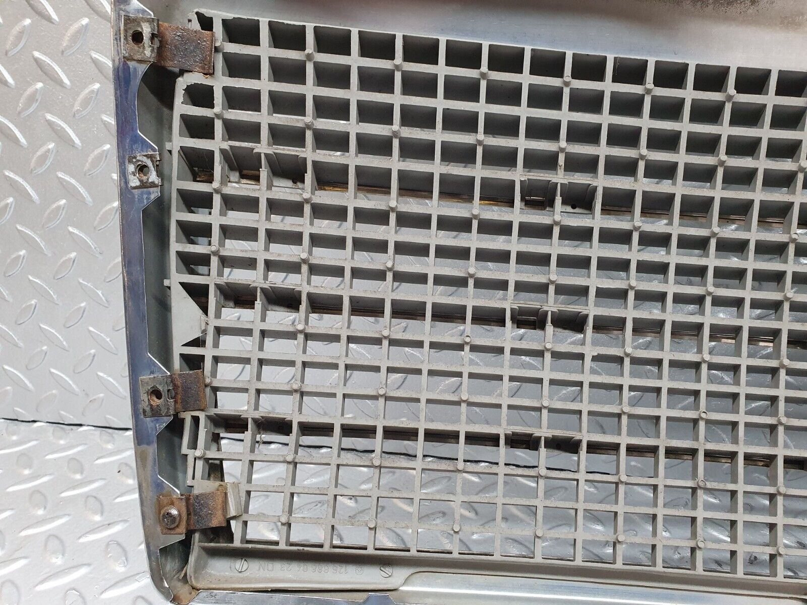 41221 Mercedes-Benz W126 300SE Bonnet Grill Chrome 1268880423