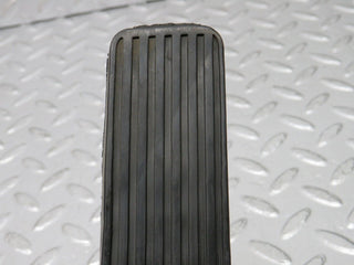 30386 Mercedes-Benz W124 230E Accelerator Pedal & Rubber 1233010082 1263000504