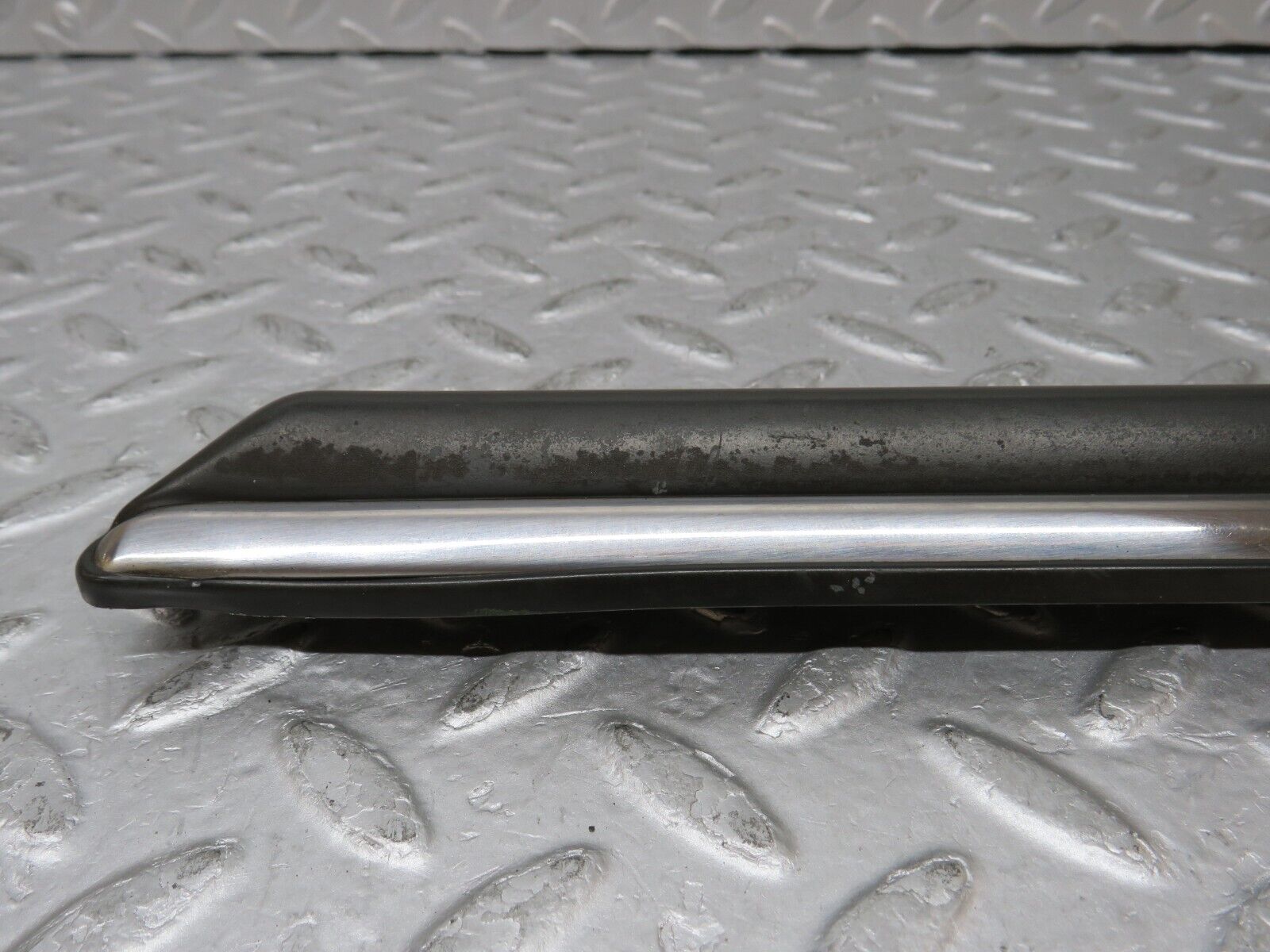 35488 Mercedes-Benz R107 280SL Front Right Fender Wing Centre Moulding Trim