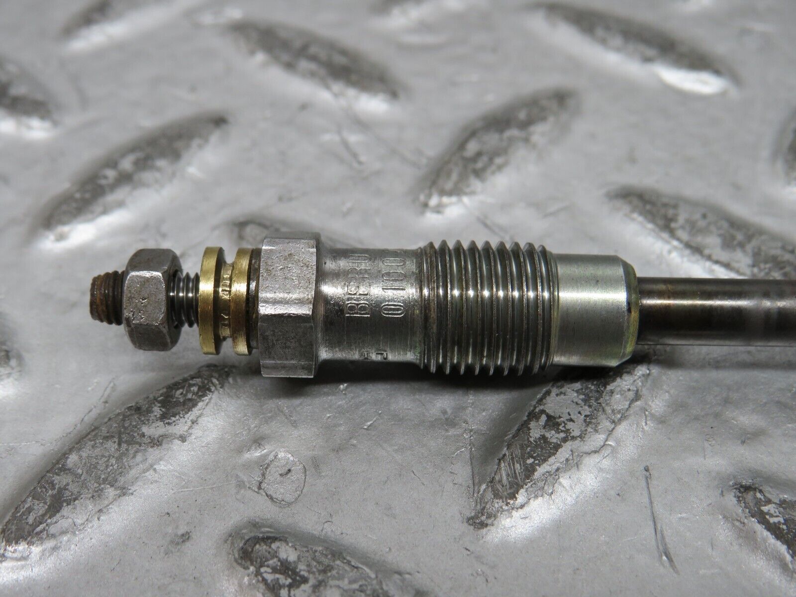 28499 Mercedes-Benz S123 240D Wagon Glow Plug Beru 0100221107