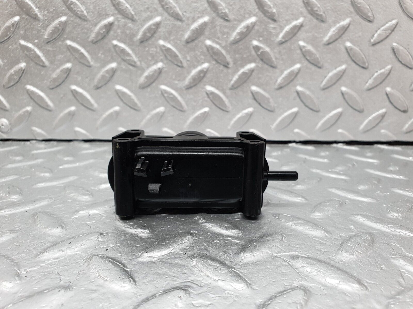 41511 Mercedes-Benz W124 200E Rear Door Lock Vacuum Actuator 0008007975