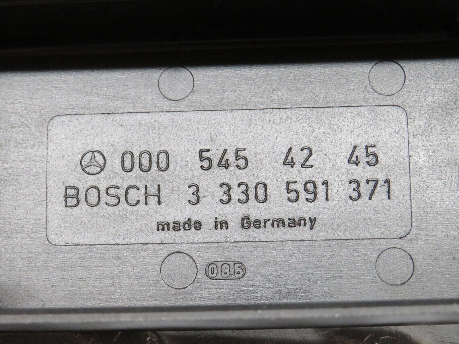 40669 Mercedes-Benz W123 300D Glow Plug Relay Cover 0005454245 3330591371