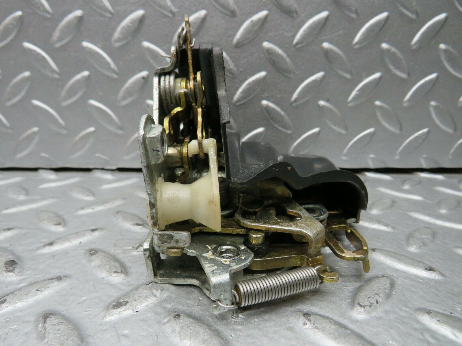 21983 Mercedes-Benz S123 280TE Front Left Door Lock Mechanism 1237230108