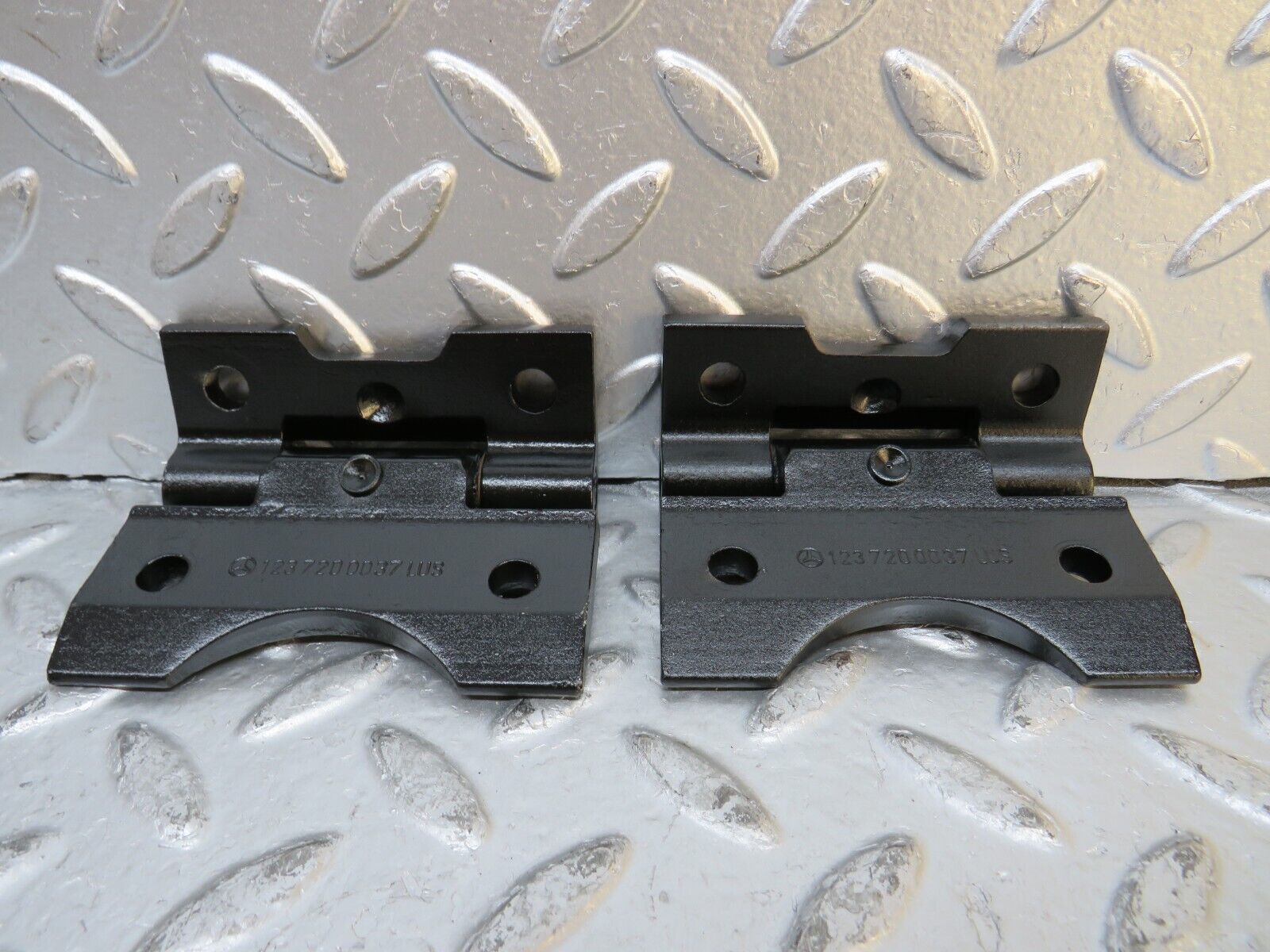 29922 Mercedes-Benz W123 230E Door Hinge Pair 1237200037