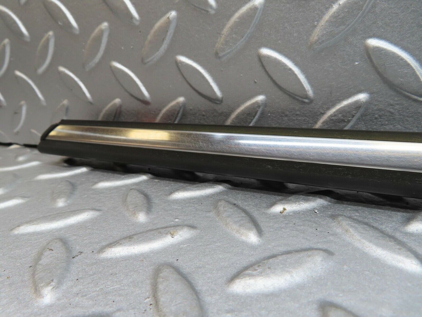 15831 Mercedes-Benz W123 280E Front Right Fender Centre Moulding Trim