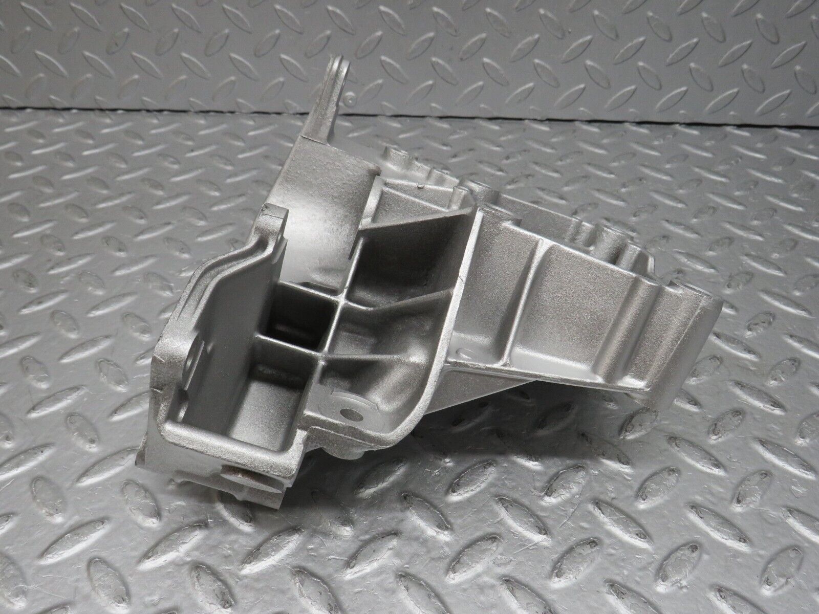 36790 Mercedes-Benz W201 190E 2.0L Power Steering Pump Bracket 1022361030