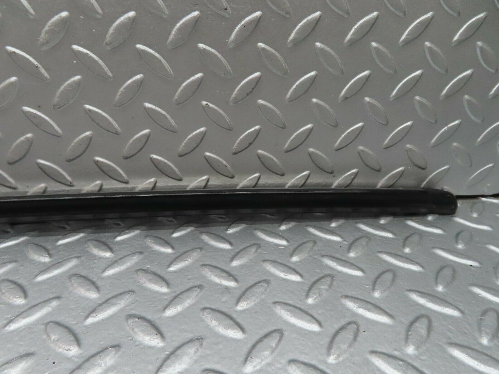 18004 Mercedes-Benz W123 200 Front Right Fender Wing Centre Moulding Trim