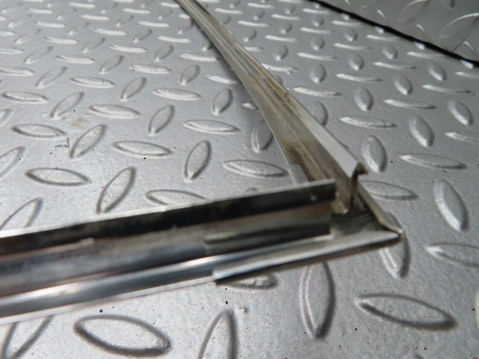 19121 Mercedes-Benz W123 300D Front Windscreen Chrome Frame