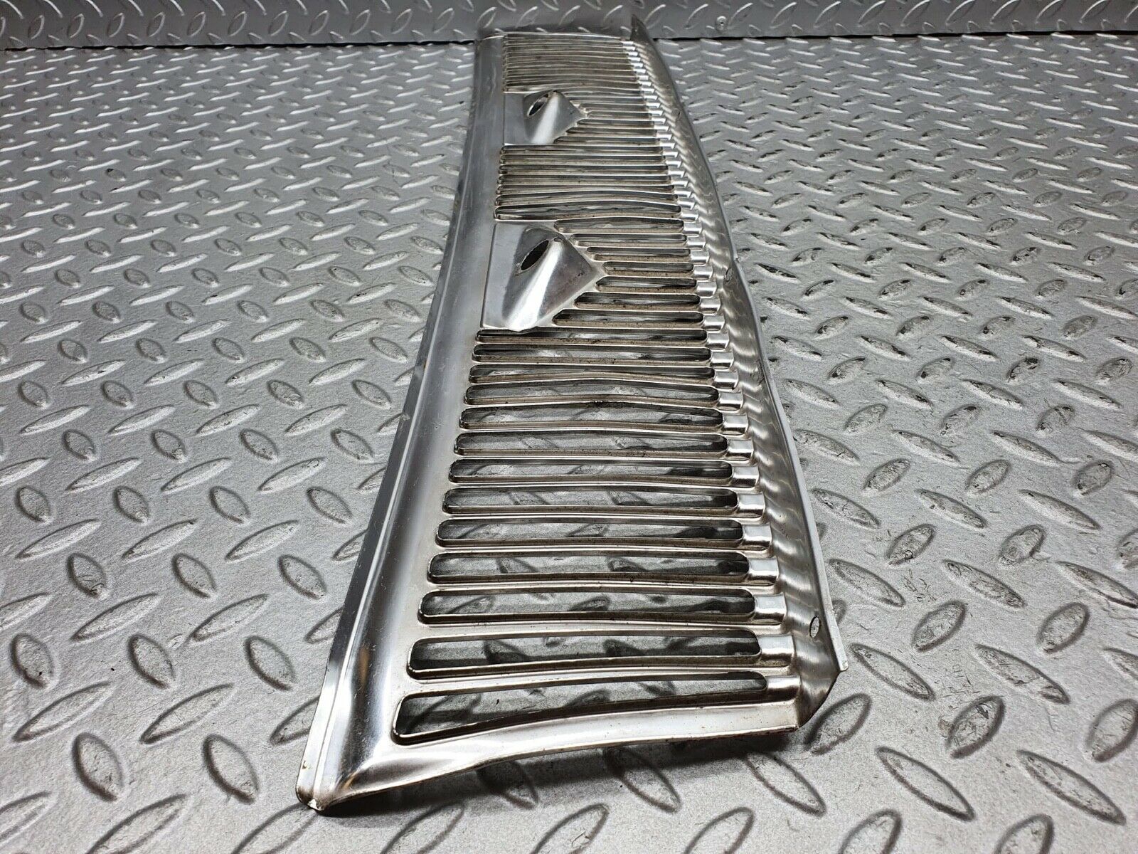 0160 Mercedes-Benz W116 350SE Air Intake Grill Chrome