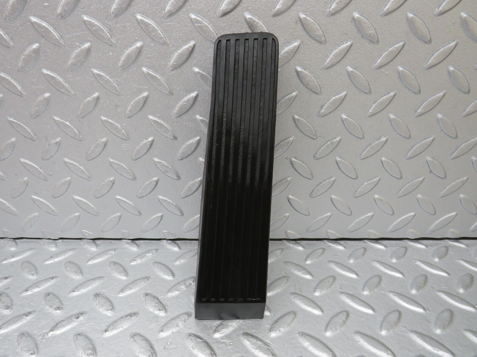 36884 Mercedes-Benz C126 420SEC Coupe Accelerator Pedal Rubber 1233010082