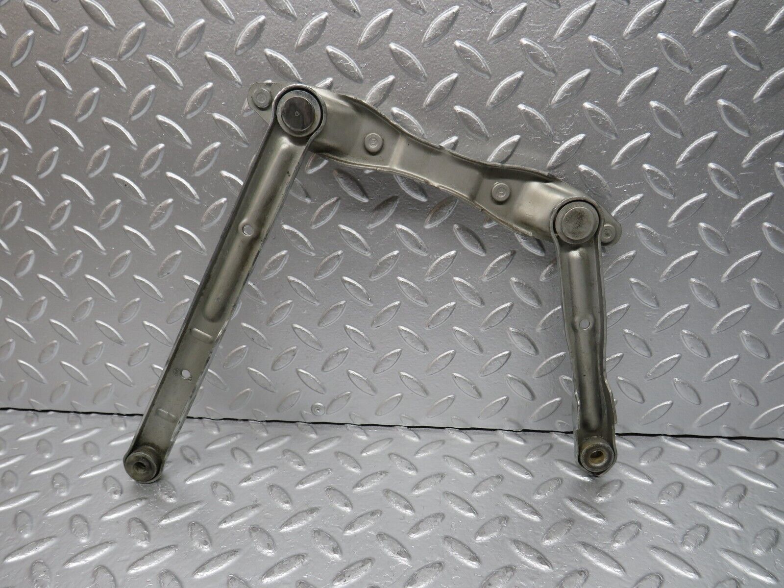 31659 Mercedes-Benz W201 190LE 1.8L Bonnet Hinge Right Side