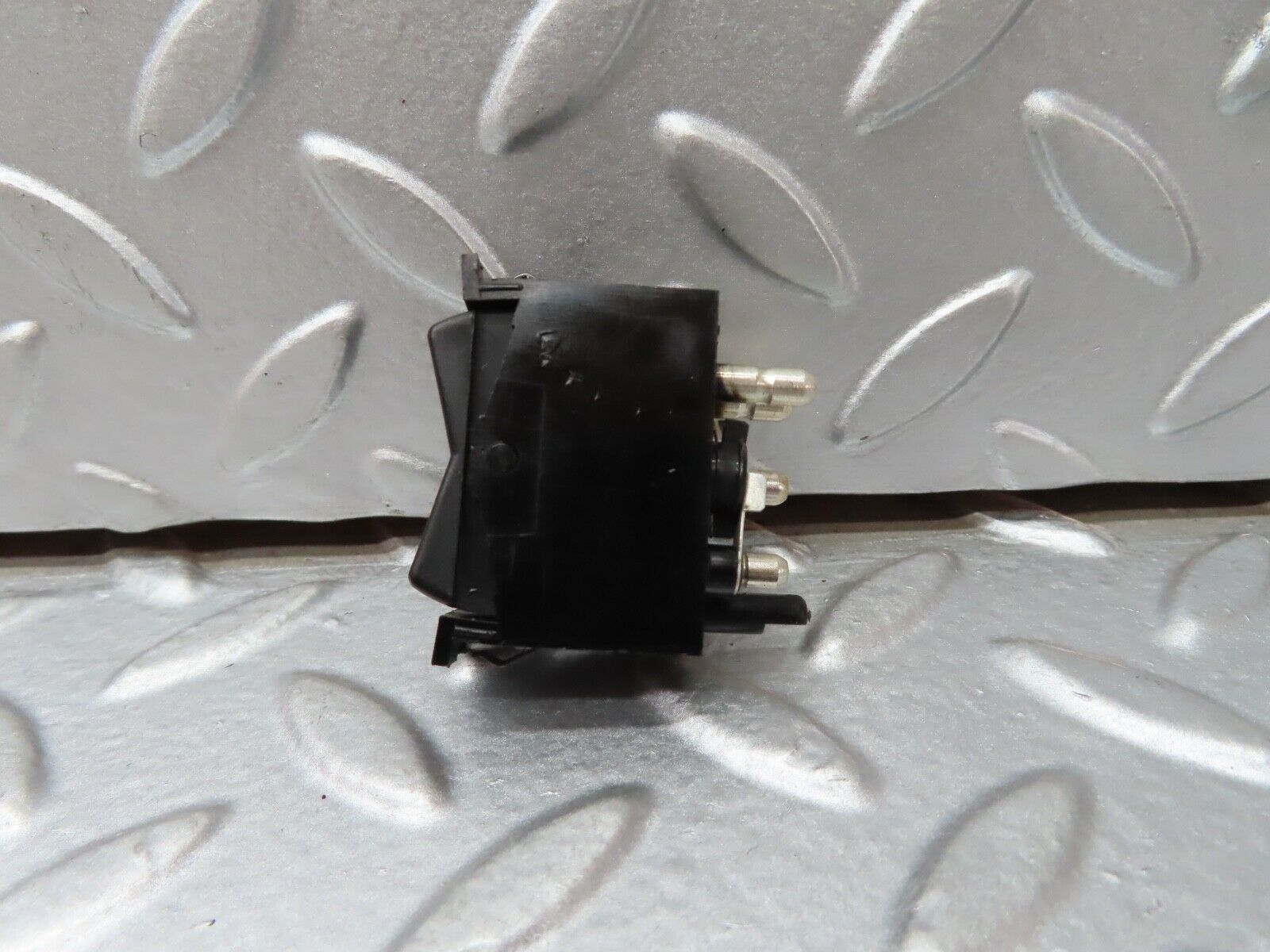 19275 Mercedes-Benz W123 300D Rear Heated Windscreen Switch 03812515