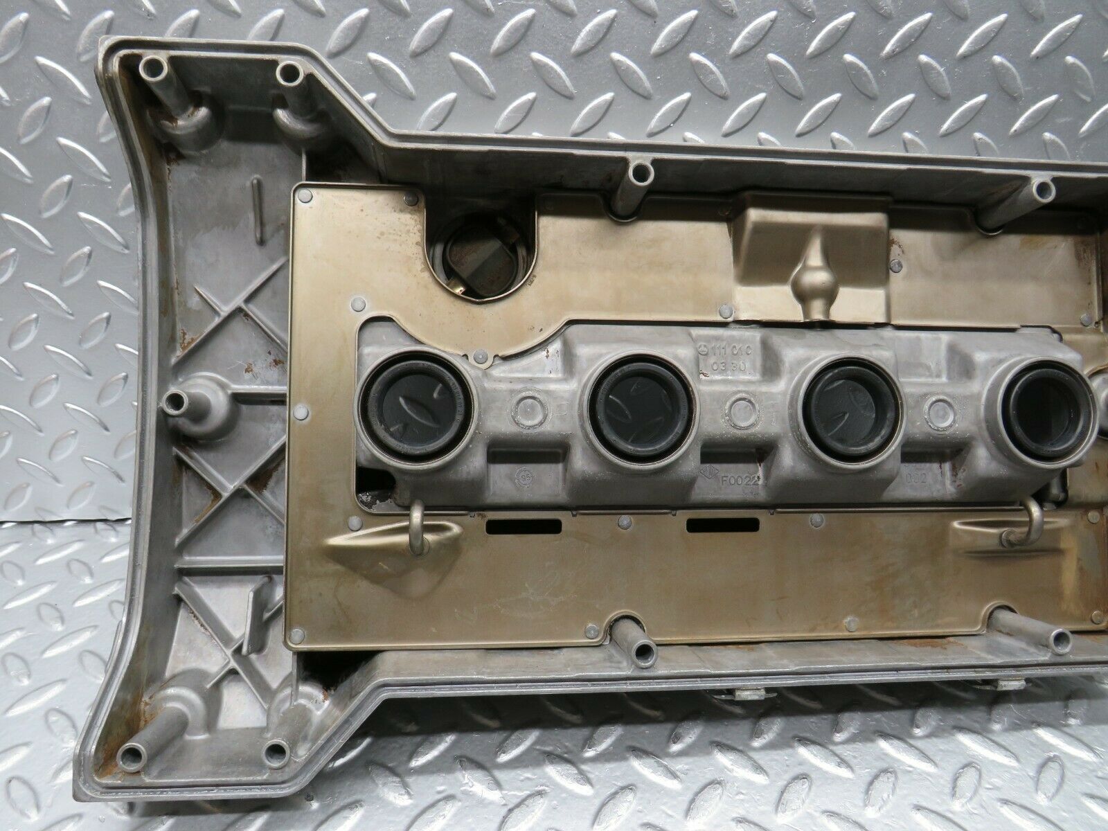 22500 Mercedes-Benz C124 E220 Coupe Cylinder Head Valve Cover 1110100330