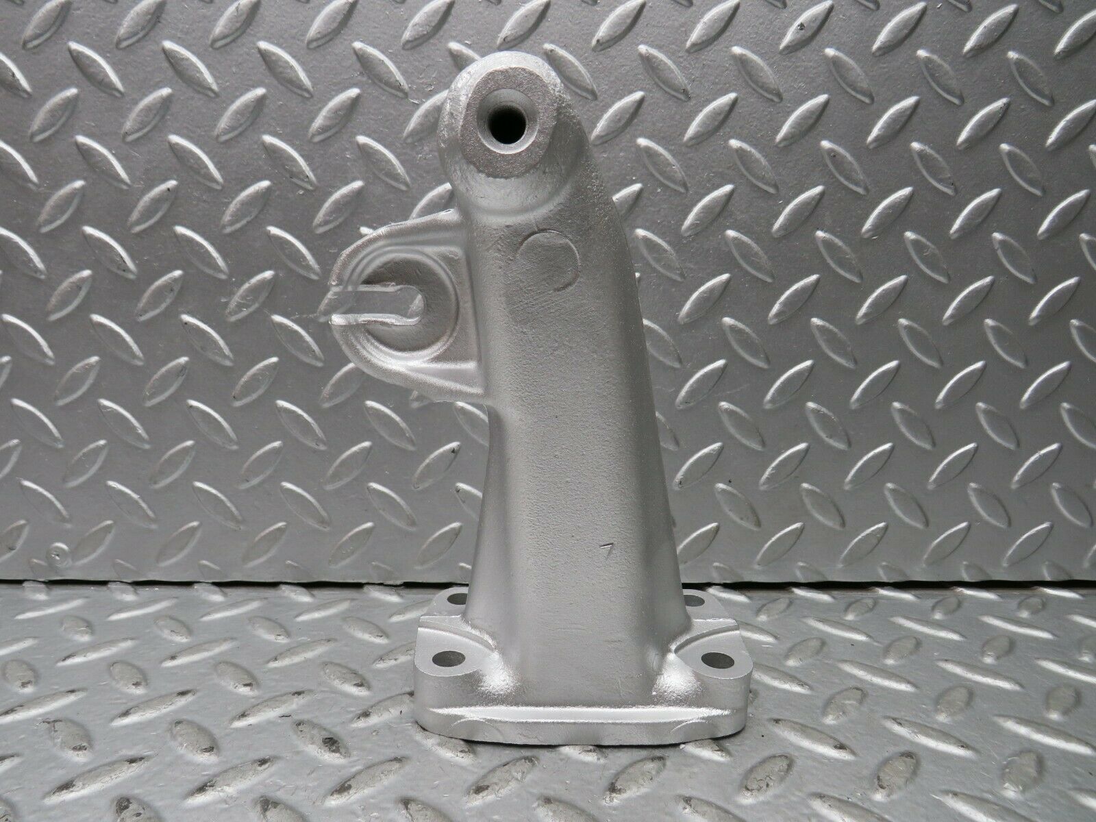 22157 Mercedes-Benz S123 280TE Wagon Engine Mount Bracket Right 1232230304