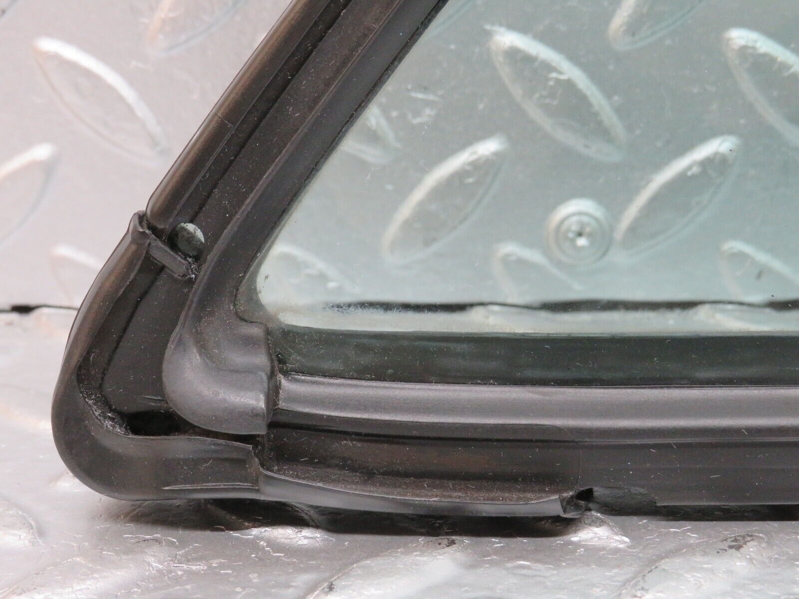 33827 Mercedes-Benz W201 190E 2.0L Rear Right Quarter Window Glass 2017350624