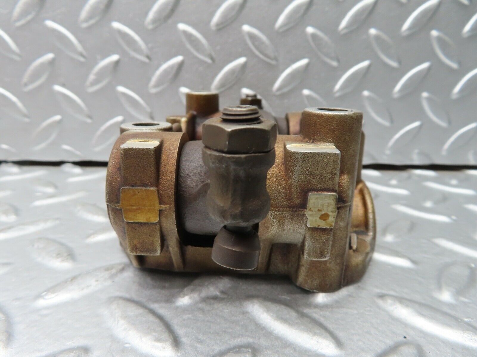 21271 Mercedes-Benz W123 230E Rocker Arms Camshaft Bearing Block 1020512110