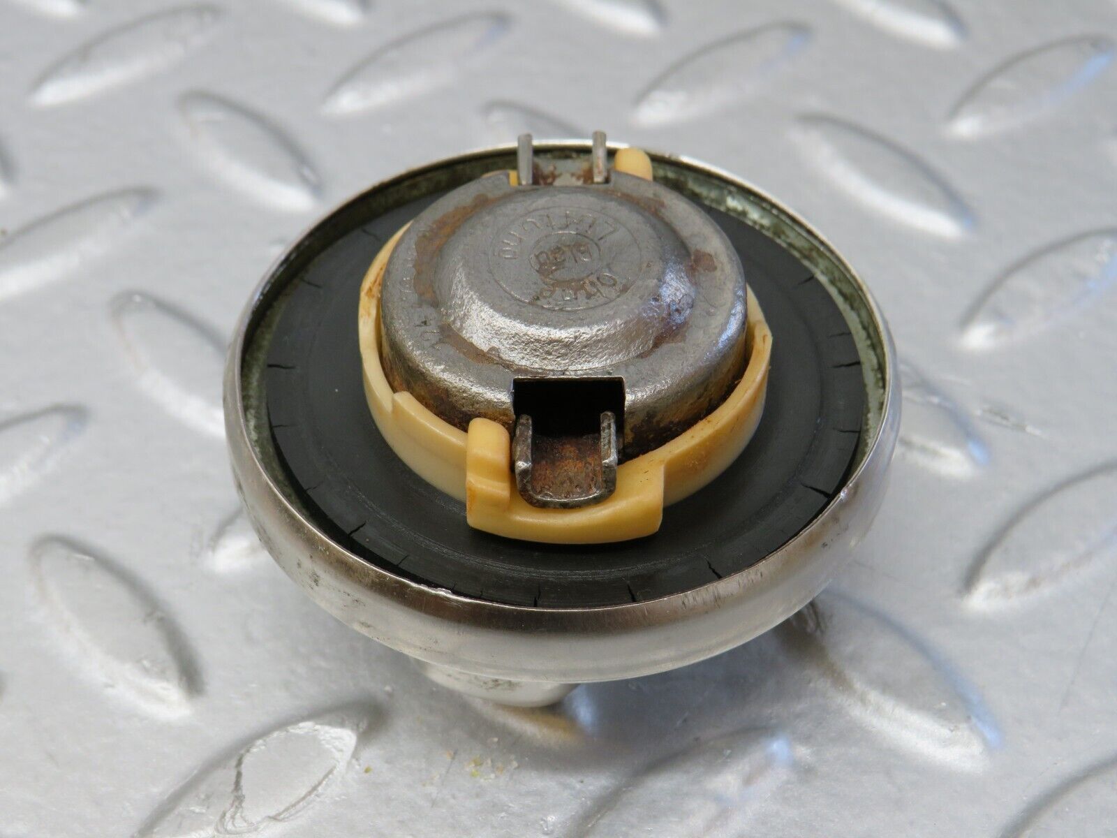 36804 Mercedes-Benz W201 190E 2.0L Fuel Tank Metal Cap 1244700005
