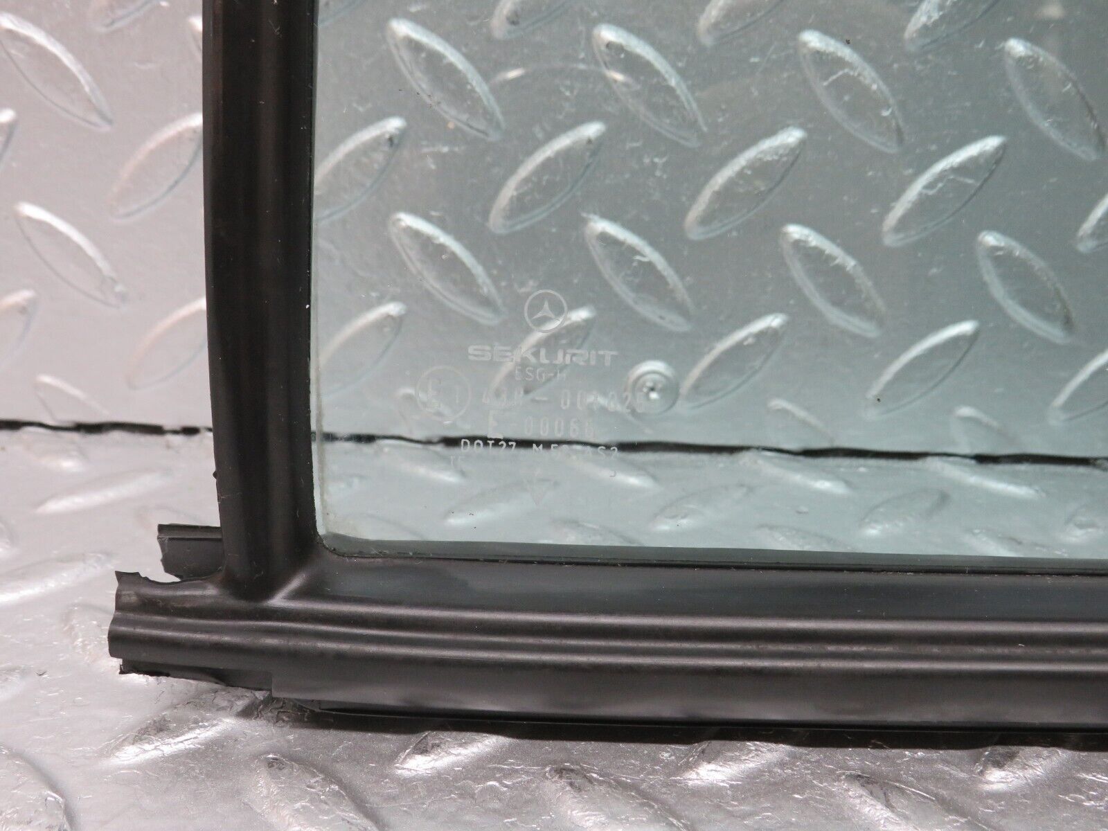 33145 Mercedes-Benz W126 Rear Left Quarter Window Glass 1267350124