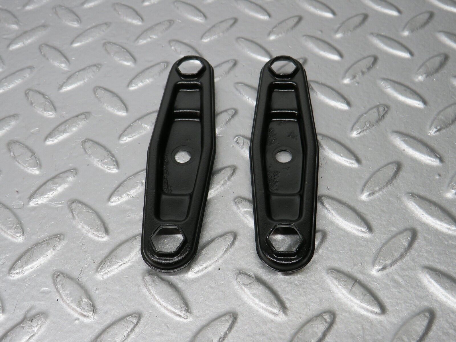 30907 Mercedes-Benz W201 190E 2.0L Fuel Injector Bracket